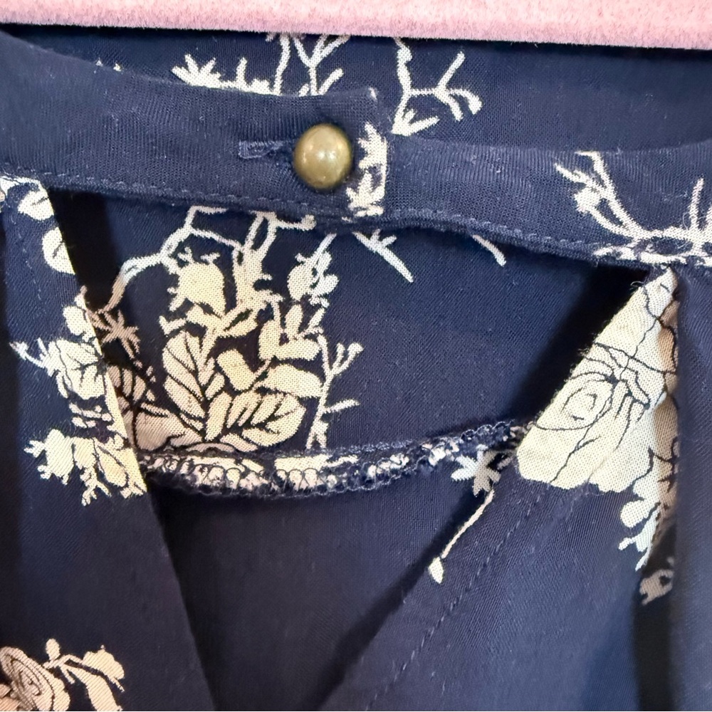 JODIFL Navy Floral Print Keyhole Long Sleeve Blouse - Size Small - Picture 4 of 7